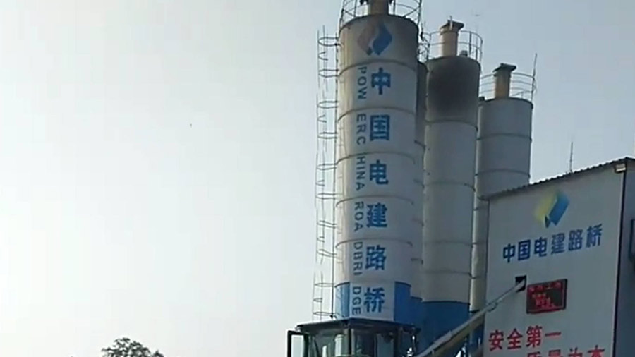 中國電建路橋在某項(xiàng)目中使用夯神HC高速液壓夯實(shí)機(jī)進(jìn)行地基壓實(shí)施工